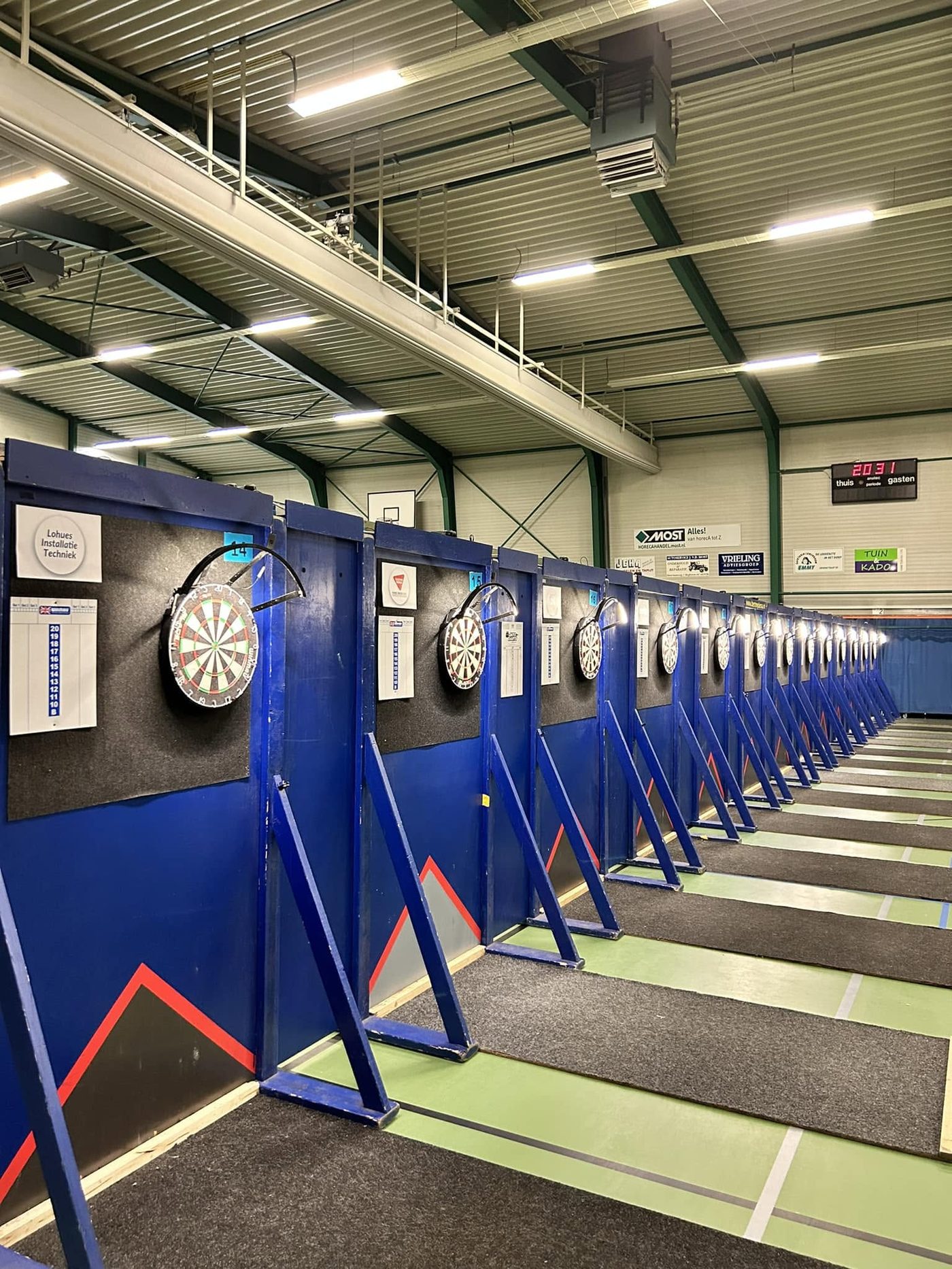 Rij dartbanen opgesteld in de zaal