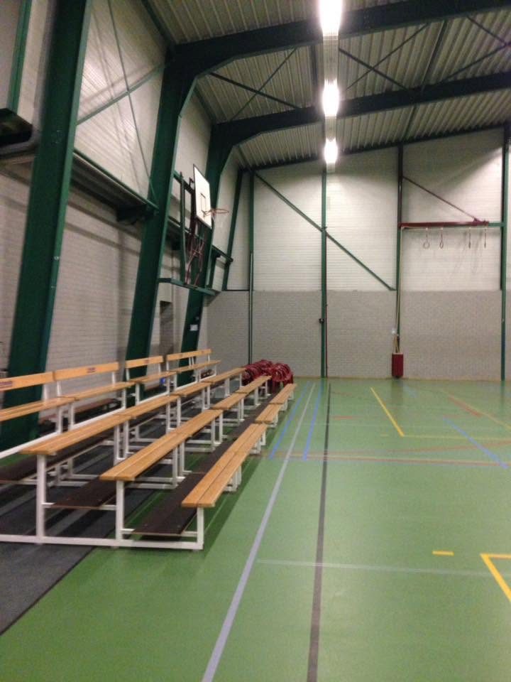 Sportzaal met tribune langs de kant